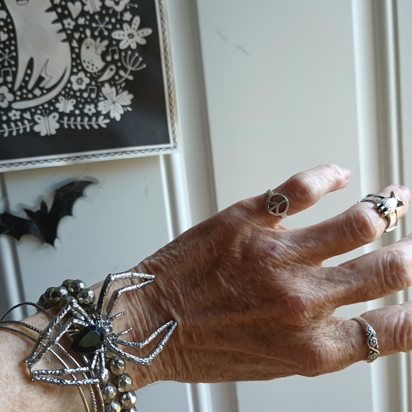 Black Crystal Spider Bracelet🕸️ - Picture 5 of 5